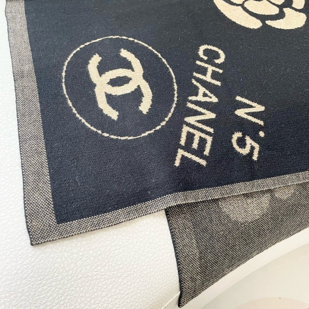 😍👍香奈儿2025专柜最新款‼️【顶级针织围巾】。爆款哦 😘💍实物真心美 🎀披肩配以精美针织💓💃🏻整条围