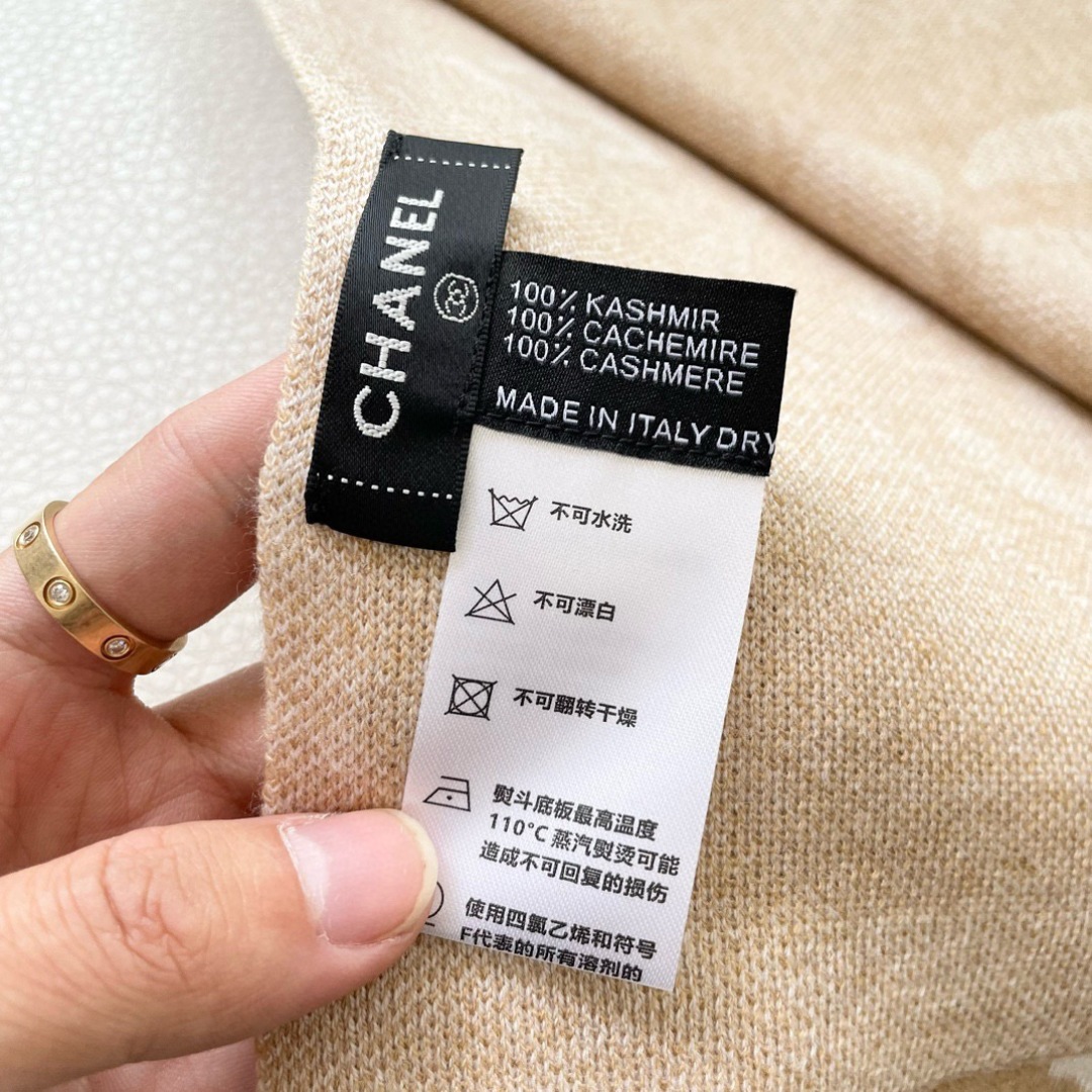 😍👍香奈儿2025专柜最新款‼️【顶级针织围巾】。爆款哦 😘💍实物真心美 🎀披肩配以精美针织💓💃🏻整条围