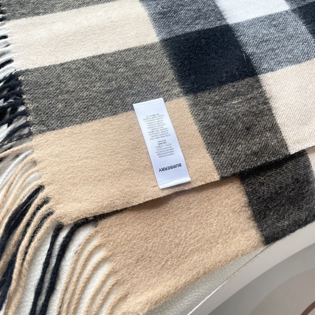 同款同批次披肩款,bur专柜主打bling bling的christmas系列,❗️burberry出口