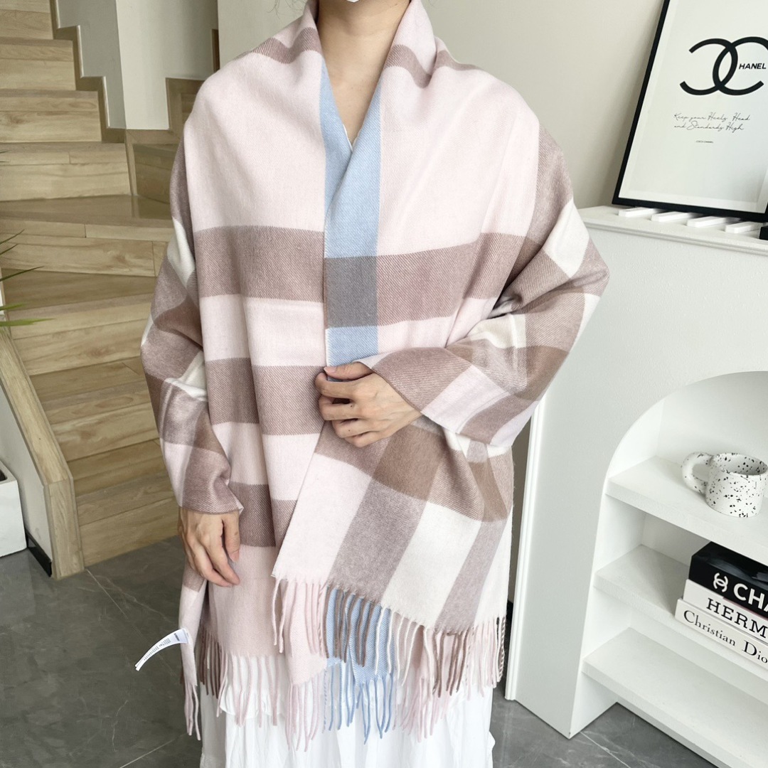 同款同批次披肩款，bur专柜主打bling bling的christmas系列，❗️burberry出口