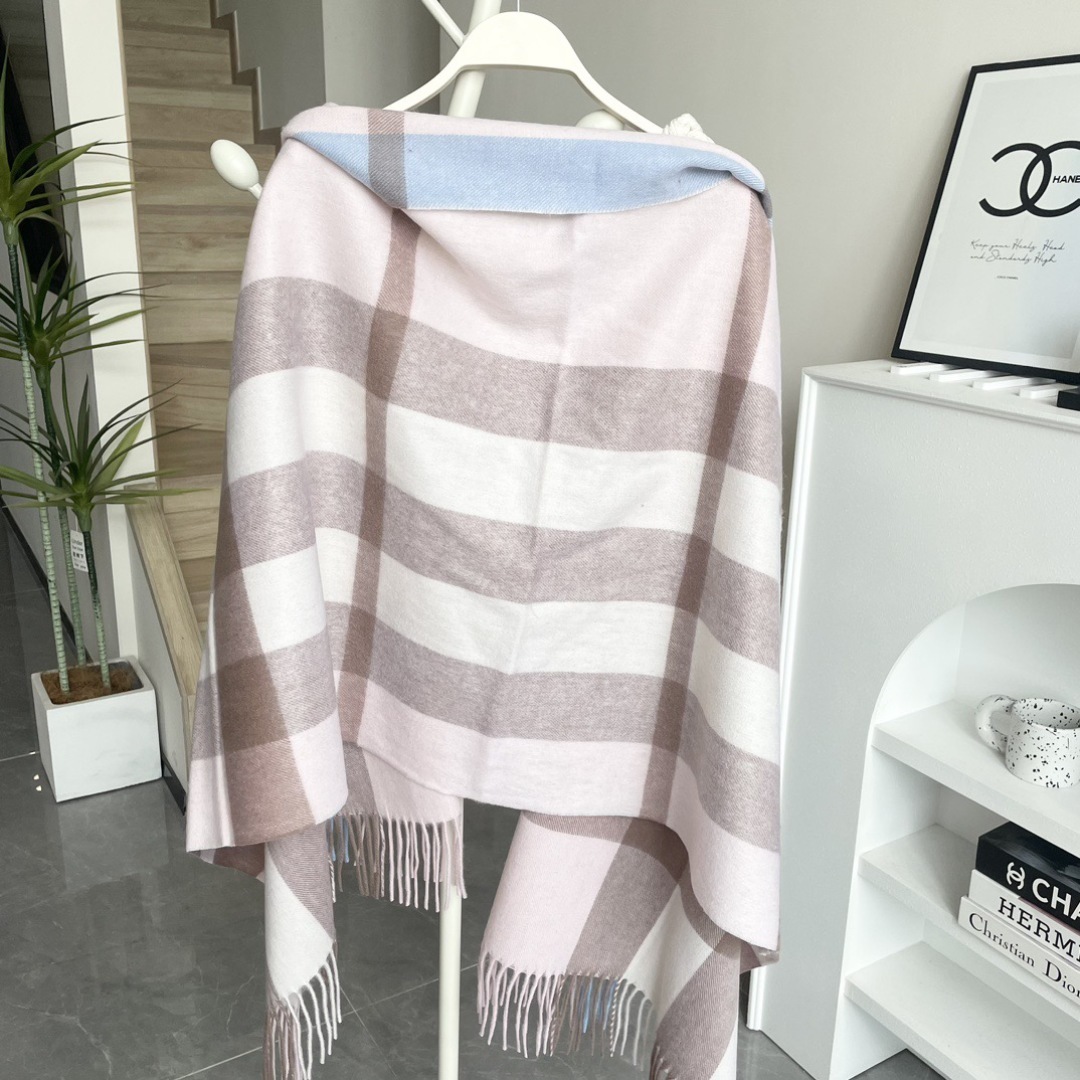 同款同批次披肩款,bur专柜主打bling bling的christmas系列,❗️burberry出口