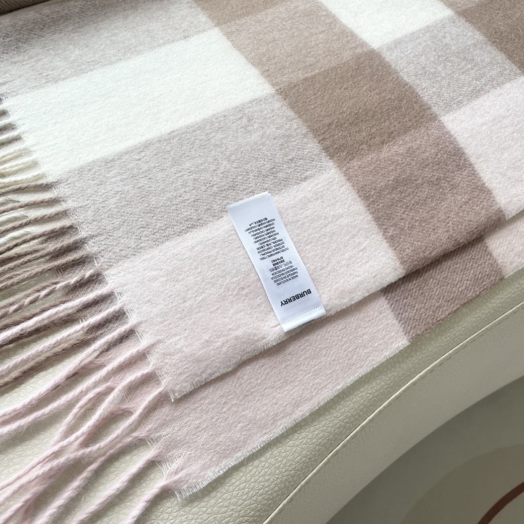 同款同批次披肩款,bur专柜主打bling bling的christmas系列,❗️burberry出口