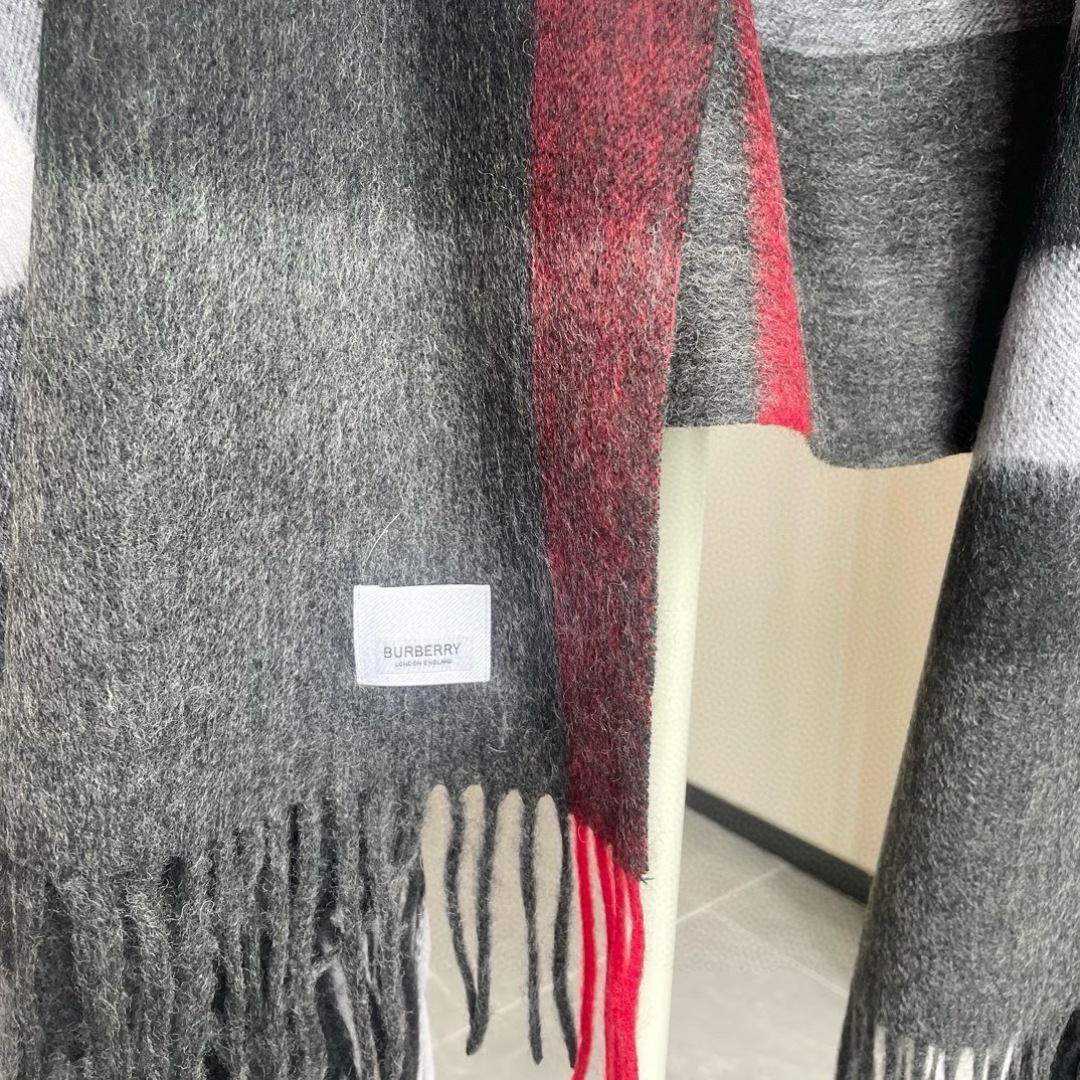 同款同批次披肩款,bur专柜主打bling bling的christmas系列,❗️burberry出口