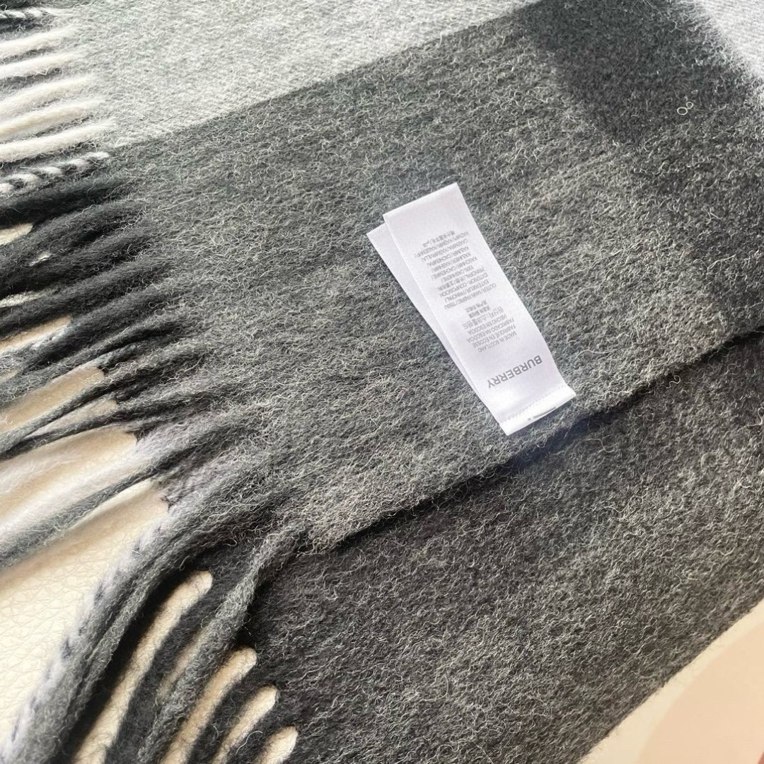 同款同批次披肩款,bur专柜主打bling bling的christmas系列,❗️burberry出口