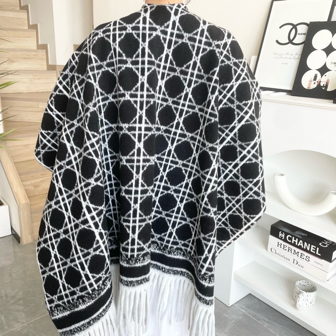 ✨重磅推荐‼️CD印花大方巾❗️围巾披肩毛毯三用,超级惊艳的一款!百分百保真!超唯美的一款正品订单,去年