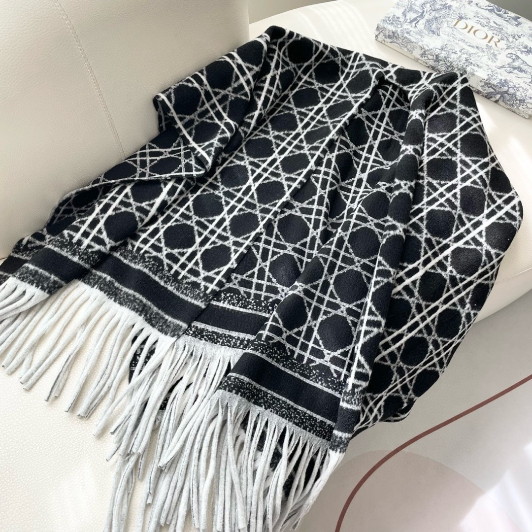 ✨重磅推荐‼️CD印花大方巾❗️围巾披肩毛毯三用,超级惊艳的一款!百分百保真!超唯美的一款正品订单,去年