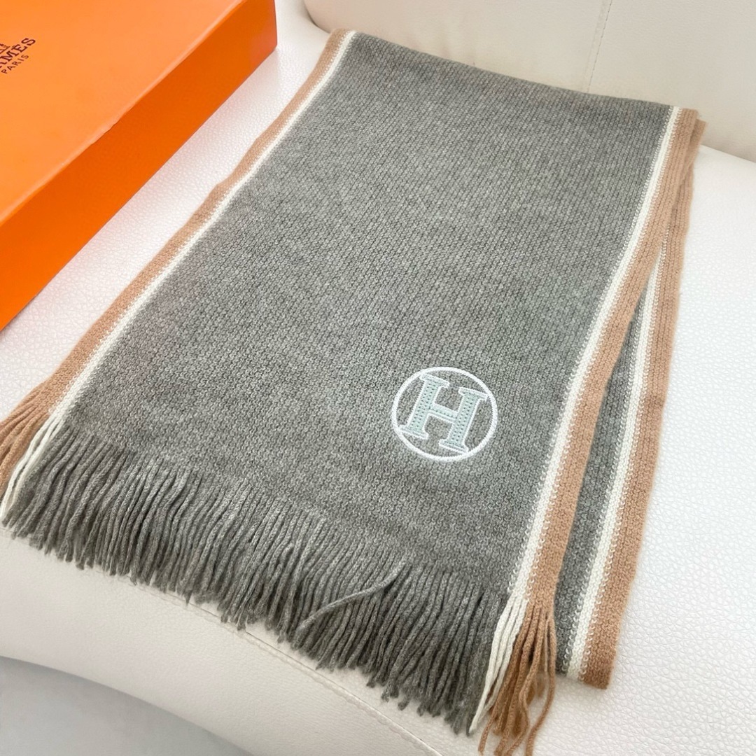 上新2025爱马仕男女款围巾且买且珍惜😍~都是出口订单所以比较难遇❤️东西讲究少而精😍好看的一定要收😎这