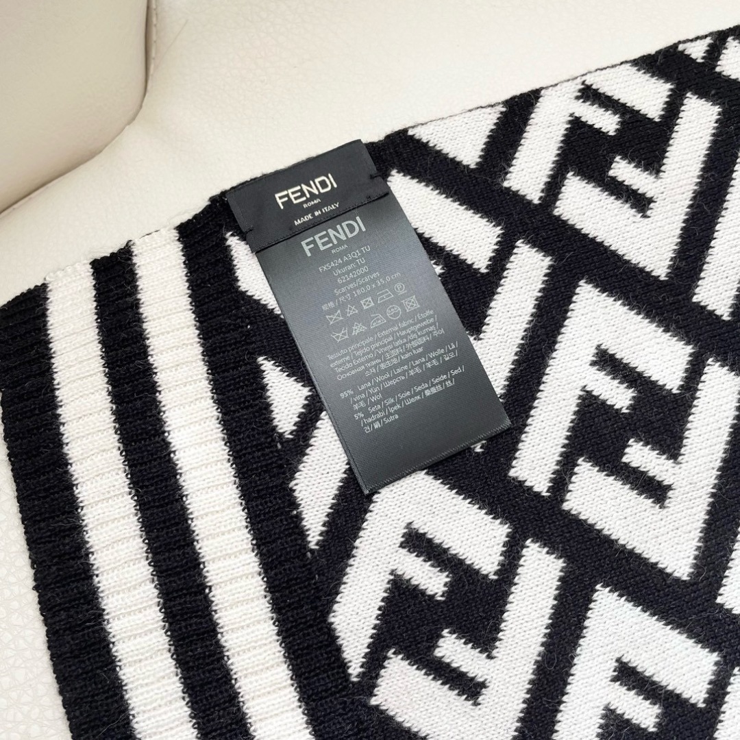 芬迪 最能碰撞出高级感❗️今年最流行的老花FF元素风格，时髦小姐姐推荐~Fendi 羊绒围巾~搭配服饰真