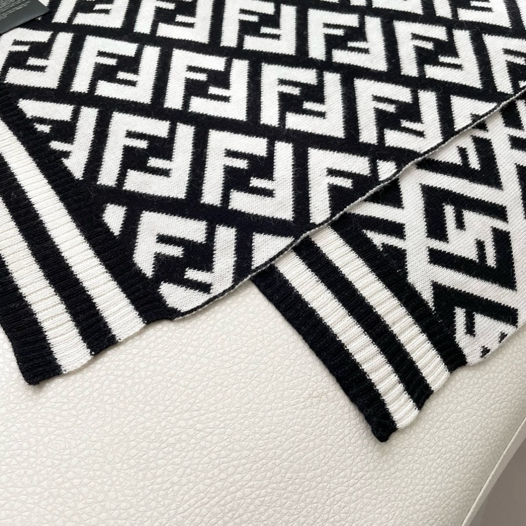 芬迪 最能碰撞出高级感❗️今年最流行的老花FF元素风格，时髦小姐姐推荐~Fendi 羊绒围巾~搭配服饰真