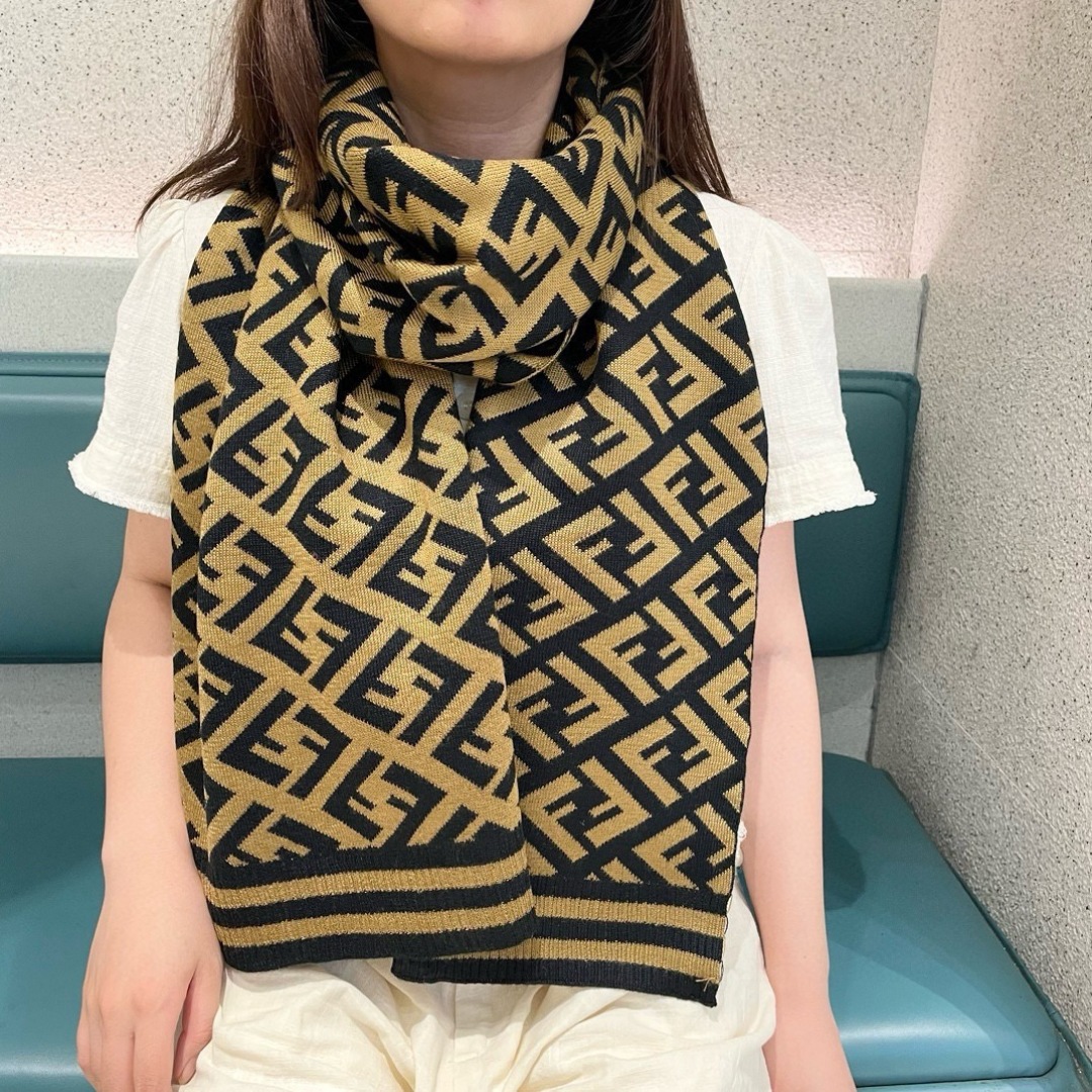 芬迪 最能碰撞出高级感❗️今年最流行的老花FF元素风格，时髦小姐姐推荐~Fendi 羊绒围巾~搭配服饰真