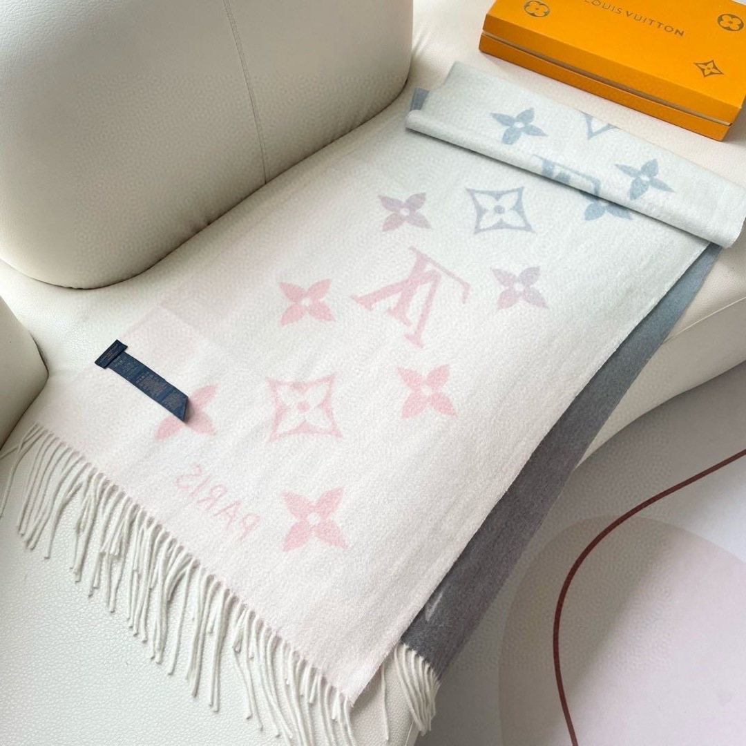 ✨✨LV万众瞩目的货品 前后经历了足足四个月的摸索打版 总算不负众望将最好的东西呈现给大家 看似简单的三