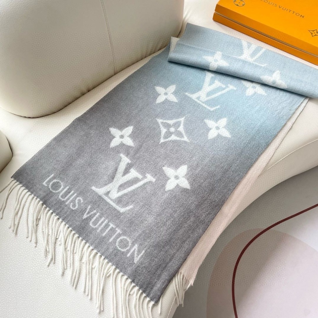 ✨✨LV万众瞩目的货品 前后经历了足足四个月的摸索打版 总算不负众望将最好的东西呈现给大家 看似简单的三