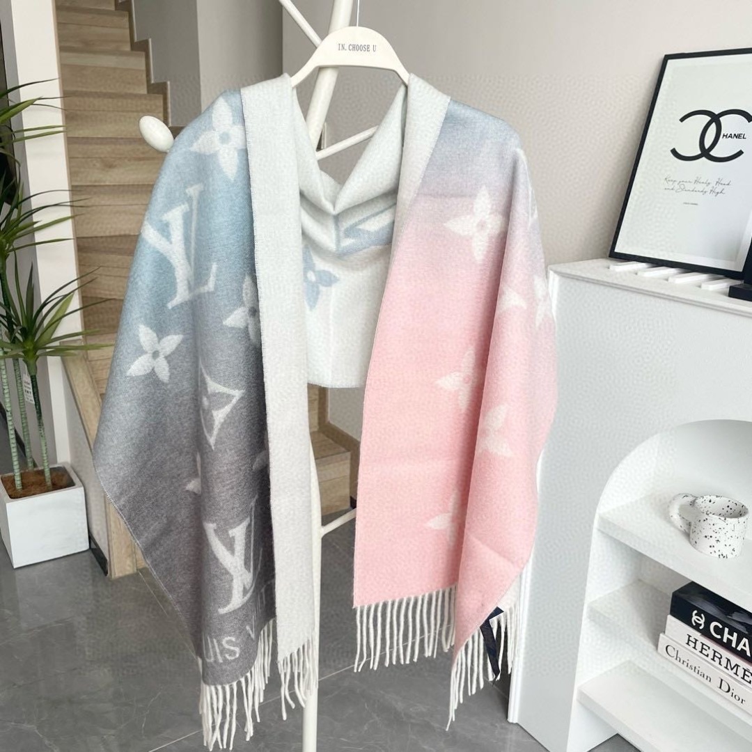 ✨✨LV万众瞩目的货品 前后经历了足足四个月的摸索打版 总算不负众望将最好的东西呈现给大家 看似简单的三