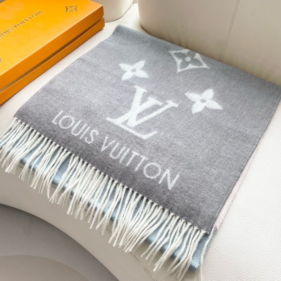 ✨✨LV万众瞩目的货品 前后经历了足足四个月的摸索打版 总算不负众望将最好的东西呈现给大家 看似简单的三