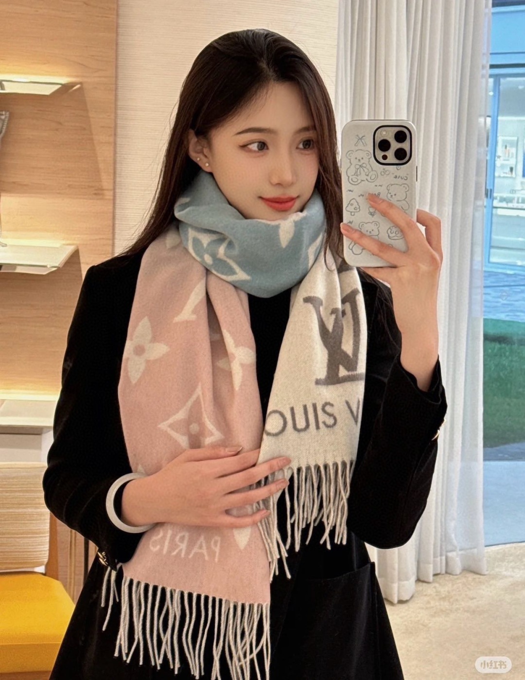 ✨✨LV万众瞩目的货品 前后经历了足足四个月的摸索打版 总算不负众望将最好的东西呈现给大家 看似简单的三