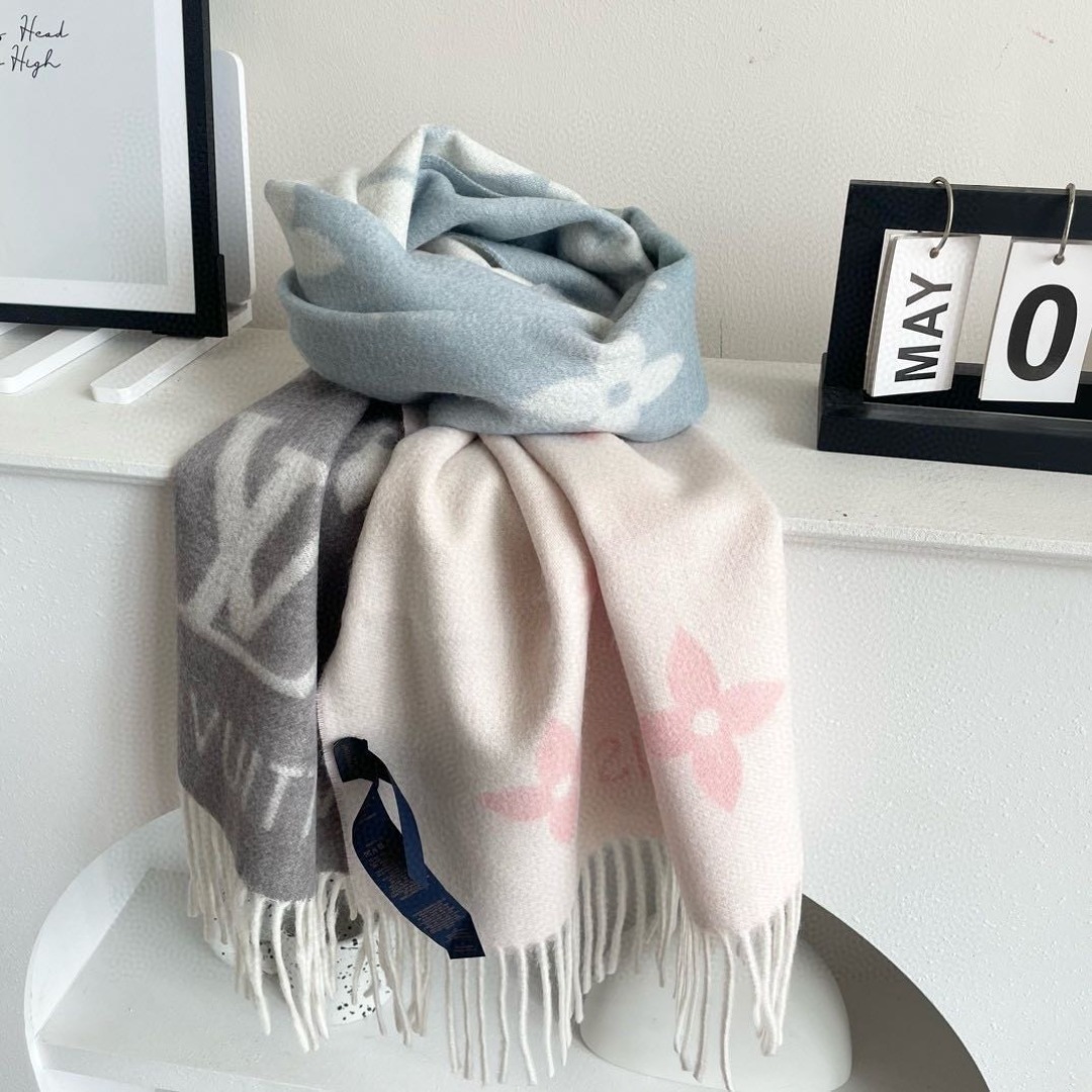 ✨✨LV万众瞩目的货品 前后经历了足足四个月的摸索打版 总算不负众望将最好的东西呈现给大家 看似简单的三