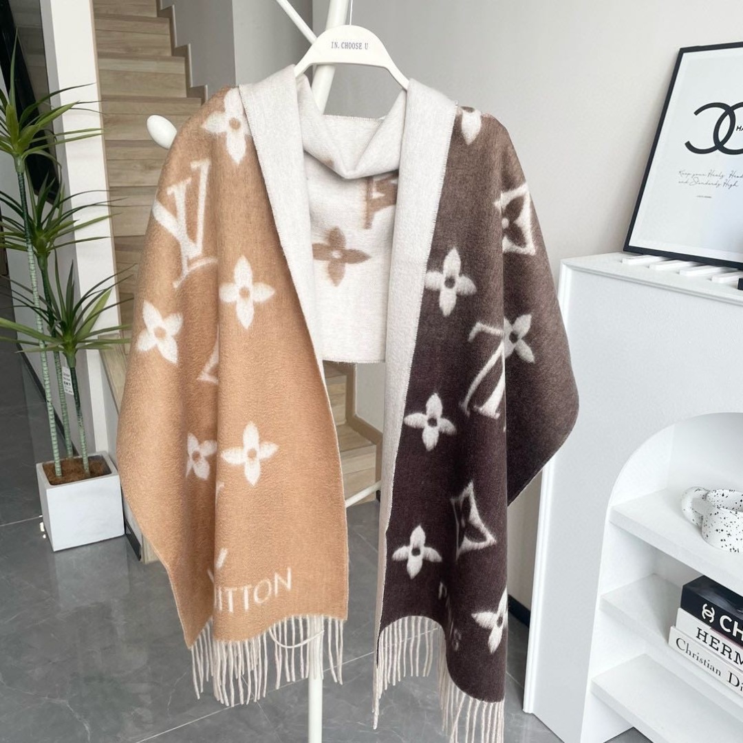 ✨✨LV万众瞩目的货品 前后经历了足足四个月的摸索打版 总算不负众望将最好的东西呈现给大家 看似简单的三