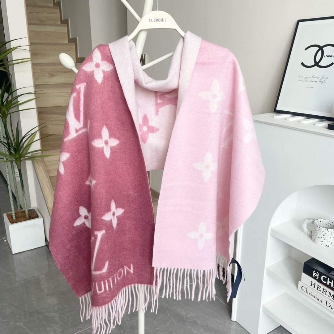 ✨✨LV万众瞩目的货品 前后经历了足足四个月的摸索打版 总算不负众望将最好的东西呈现给大家 看似简单的三