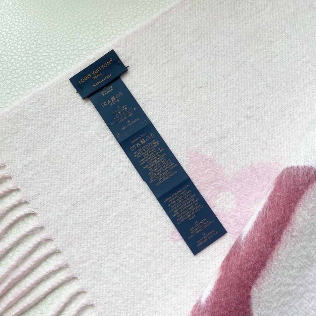 ✨✨LV万众瞩目的货品 前后经历了足足四个月的摸索打版 总算不负众望将最好的东西呈现给大家 看似简单的三