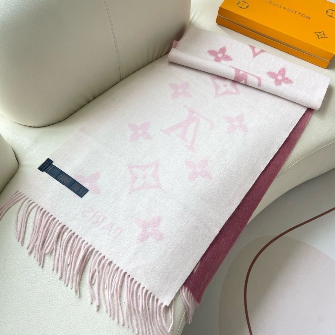 ✨✨LV万众瞩目的货品 前后经历了足足四个月的摸索打版 总算不负众望将最好的东西呈现给大家 看似简单的三