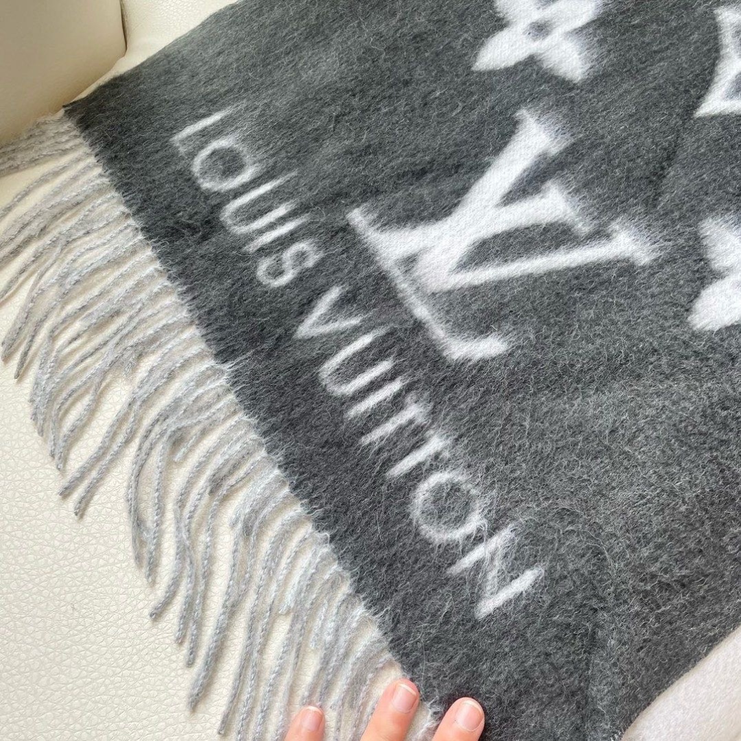 ✨✨LV万众瞩目的货品 前后经历了足足四个月的摸索打版 总算不负众望将最好的东西呈现给大家 看似简单的三