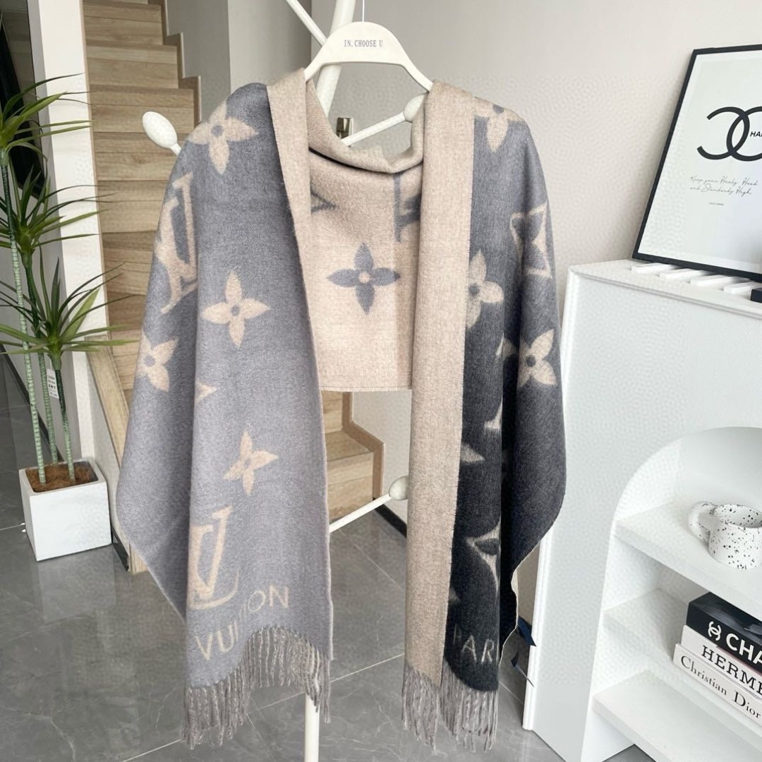 ✨✨LV万众瞩目的货品 前后经历了足足四个月的摸索打版 总算不负众望将最好的东西呈现给大家 看似简单的三