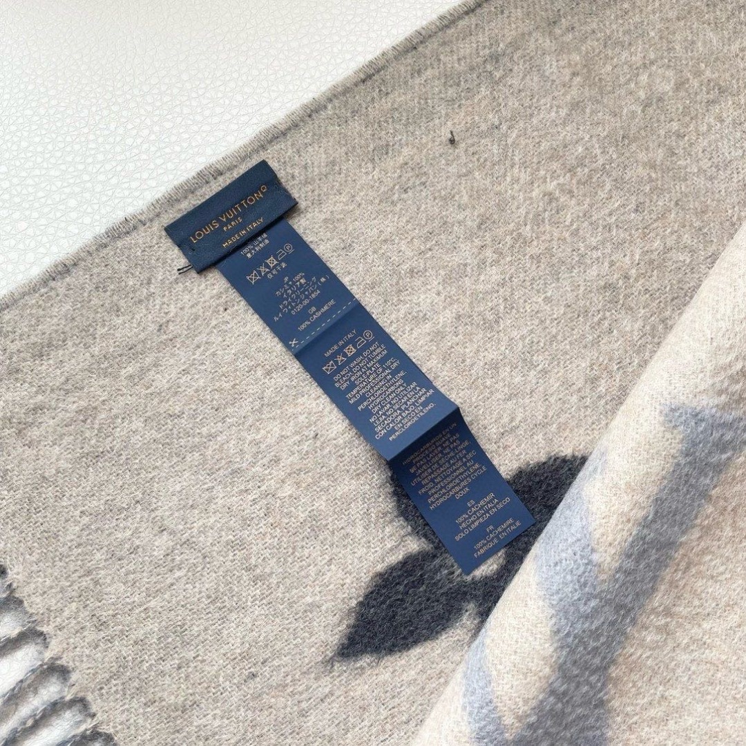 ✨✨LV万众瞩目的货品 前后经历了足足四个月的摸索打版 总算不负众望将最好的东西呈现给大家 看似简单的三