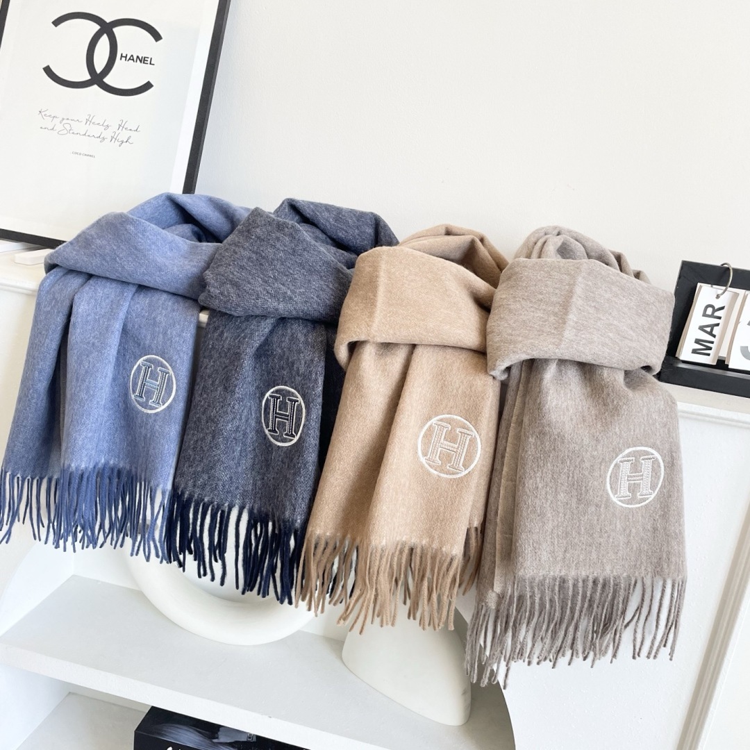 上新2025爱马仕男女款围巾且买且珍惜😍~都是出口订单所以比较难遇❤️东西讲究少而精😍好看的一定要收😎这