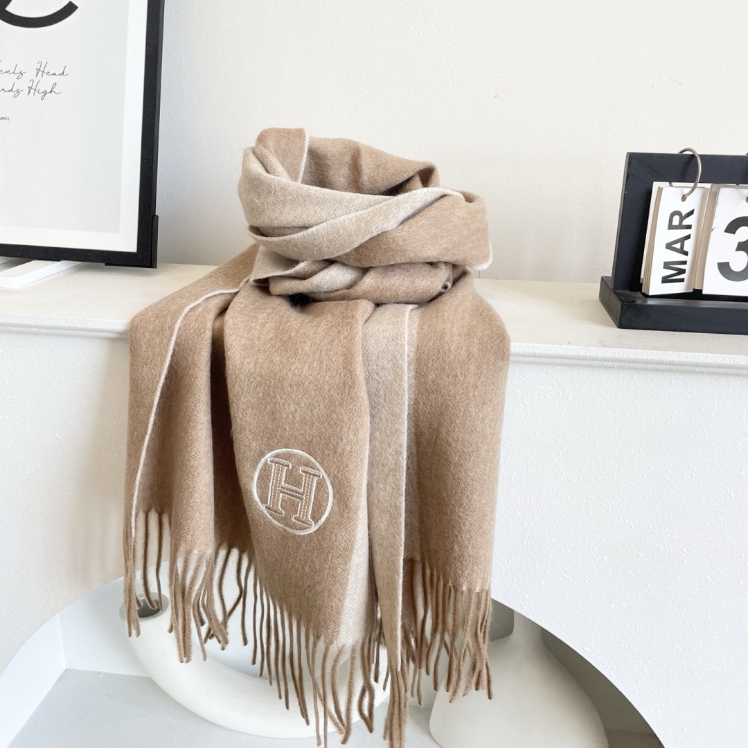 上新2025爱马仕男女款围巾且买且珍惜😍~都是出口订单所以比较难遇❤️东西讲究少而精😍好看的一定要收😎这