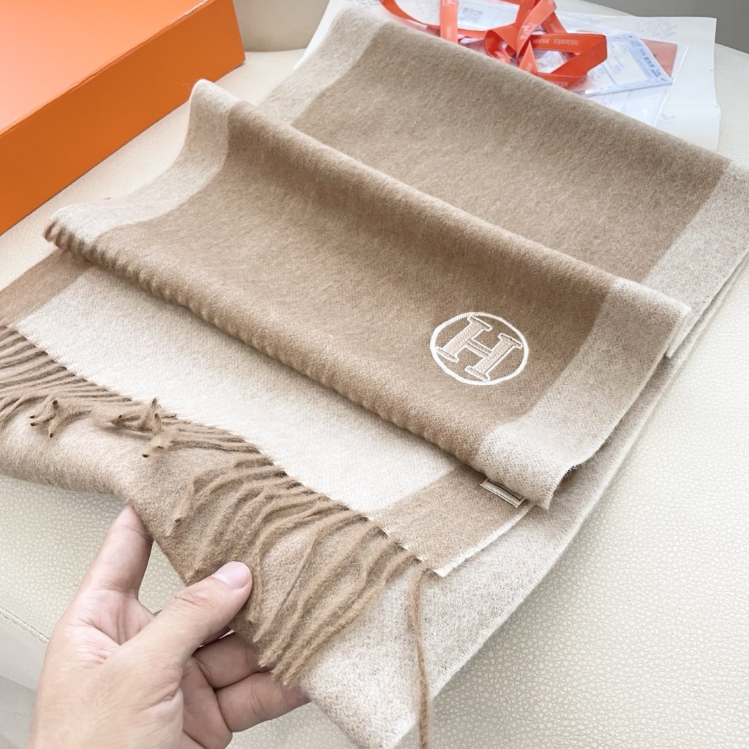 上新2025爱马仕男女款围巾且买且珍惜😍~都是出口订单所以比较难遇❤️东西讲究少而精😍好看的一定要收😎这