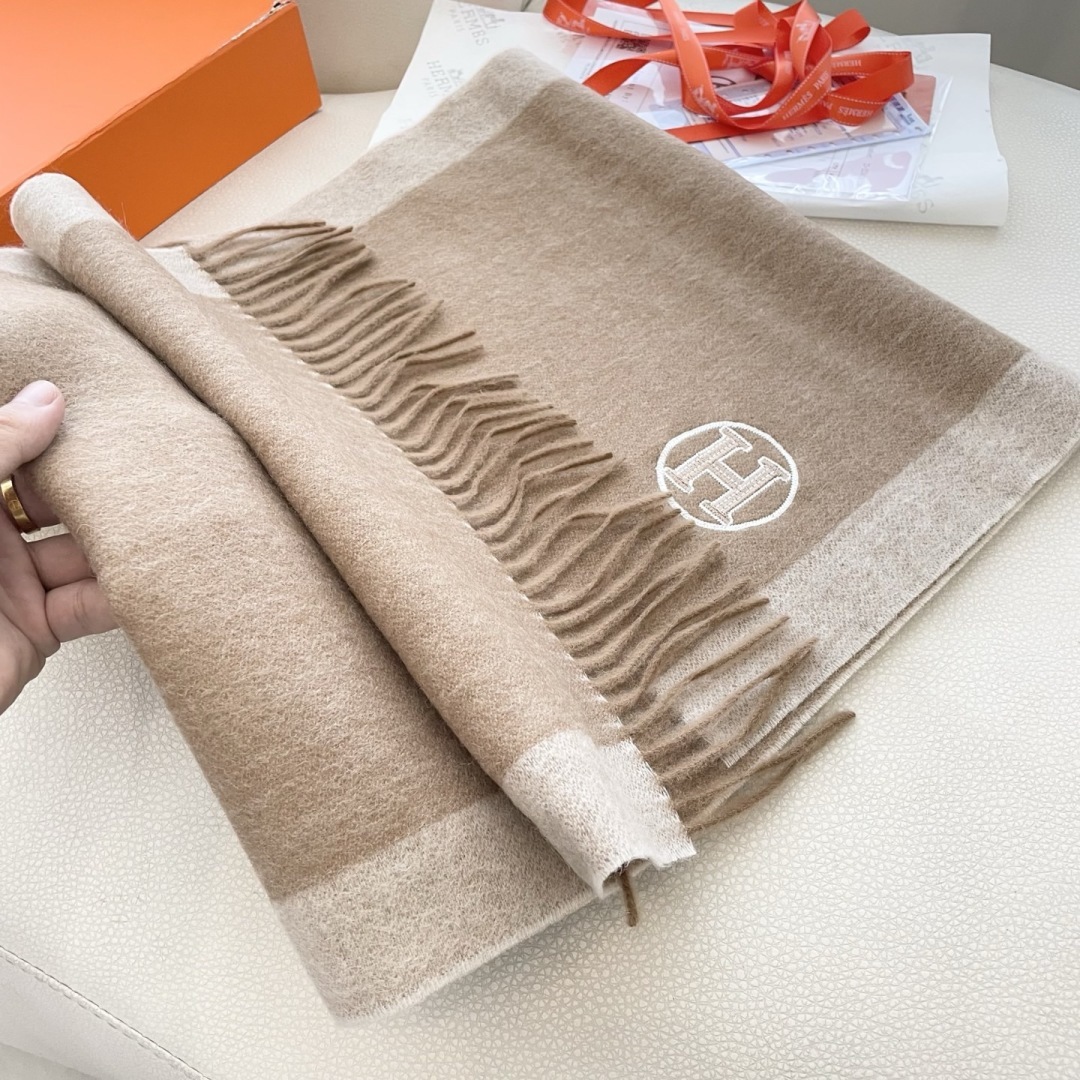 上新2025爱马仕男女款围巾且买且珍惜😍~都是出口订单所以比较难遇❤️东西讲究少而精😍好看的一定要收😎这