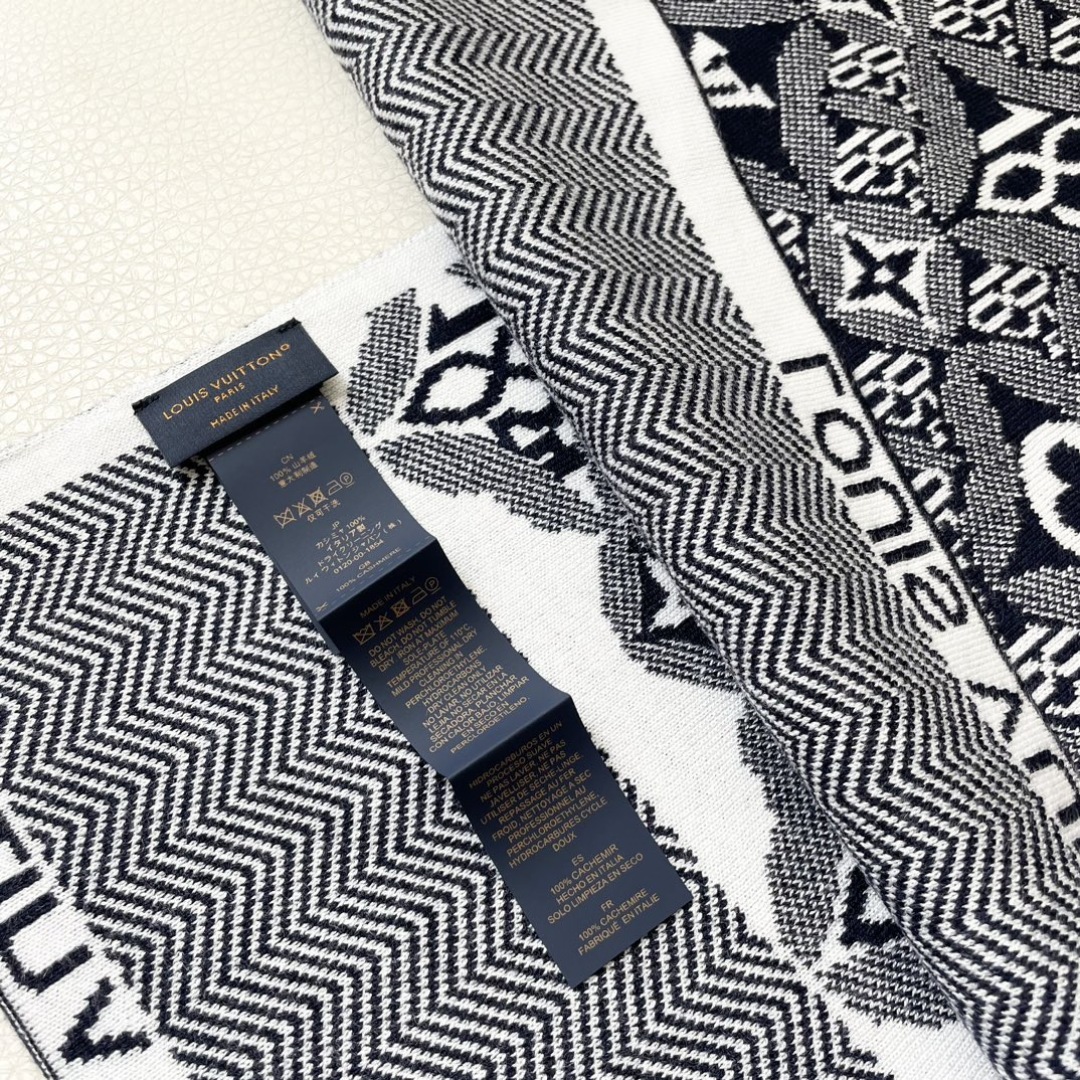 爆款上新 情侣款👍👍LV 独家牛货🐂 奢华尽在尺寸之间，高端品质‼️具有超高羊绒品质才会被此品牌青睐‼️