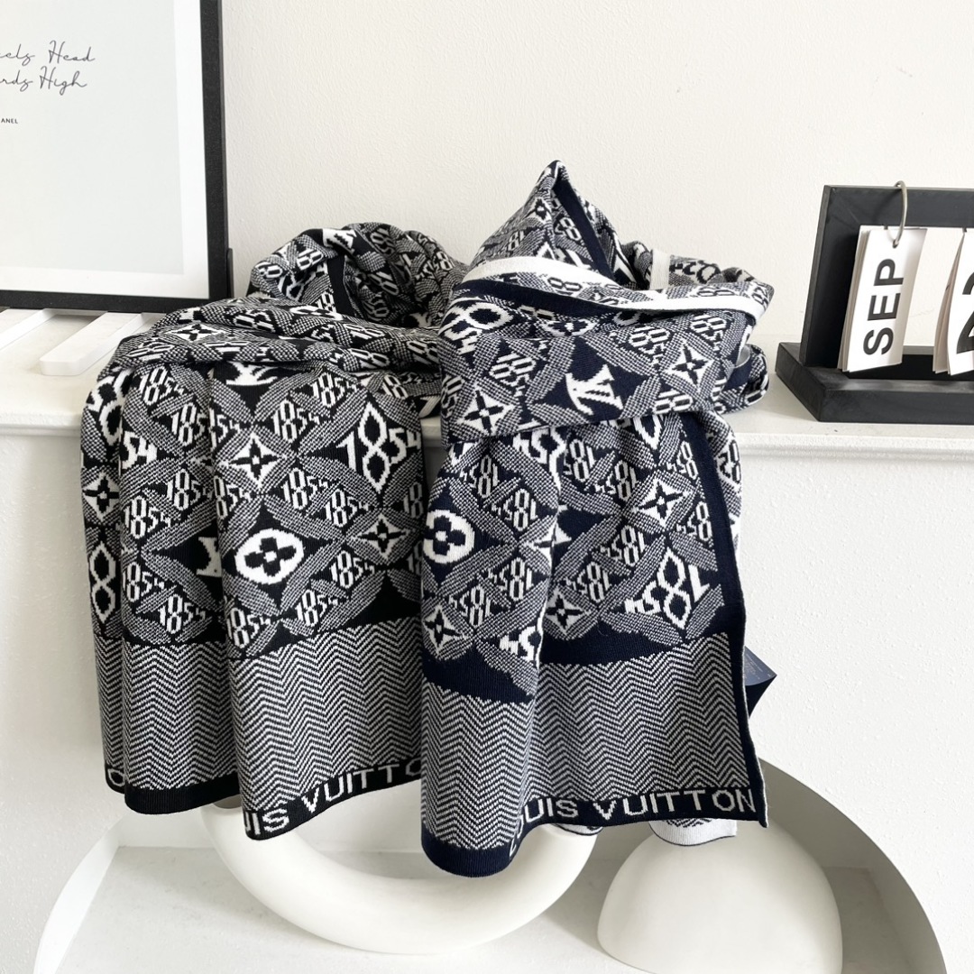 爆款上新 情侣款👍👍LV 独家牛货🐂 奢华尽在尺寸之间，高端品质‼️具有超高羊绒品质才会被此品牌青睐‼️
