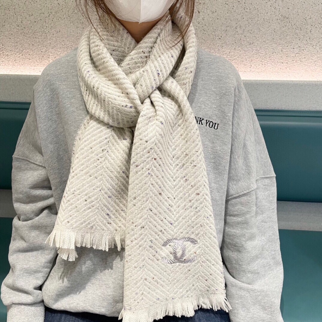 香奈儿新款🗣姑娘们出来炸街啦黑色系色调真的无敌经典了。不是俗气的漂白。就本色调，带点米的高级配色。～百分