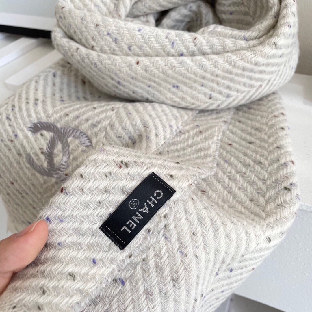 香奈儿新款🗣姑娘们出来炸街啦黑色系色调真的无敌经典了。不是俗气的漂白。就本色调,带点米的高级配色。~百分