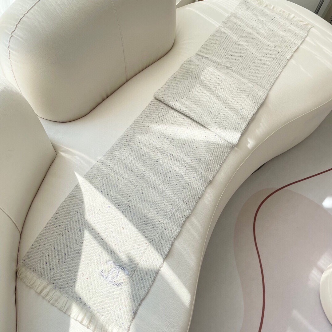 香奈儿新款🗣姑娘们出来炸街啦黑色系色调真的无敌经典了。不是俗气的漂白。就本色调,带点米的高级配色。~百分