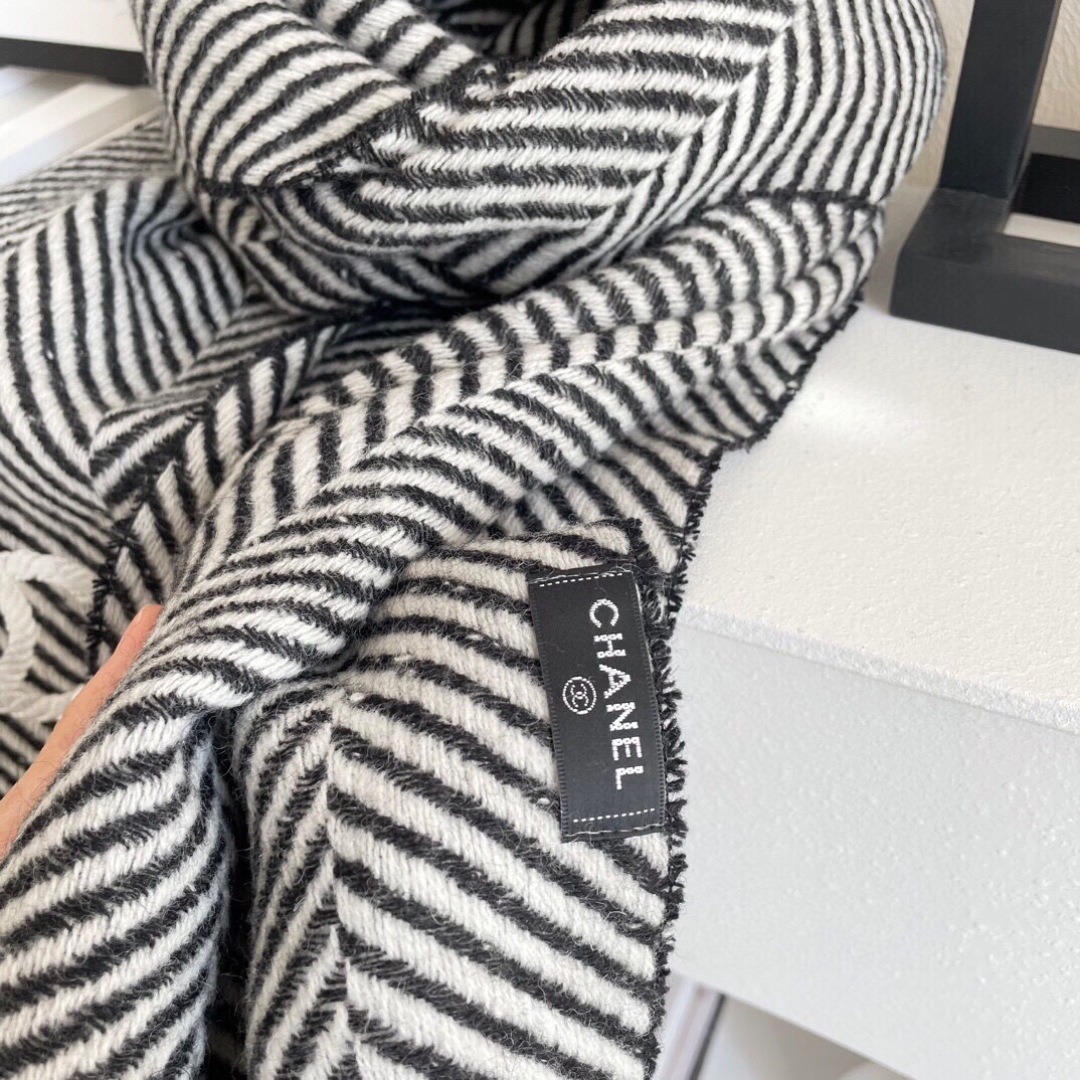 香奈儿新款🗣姑娘们出来炸街啦黑色系色调真的无敌经典了。不是俗气的漂白。就本色调,带点米的高级配色。~百分