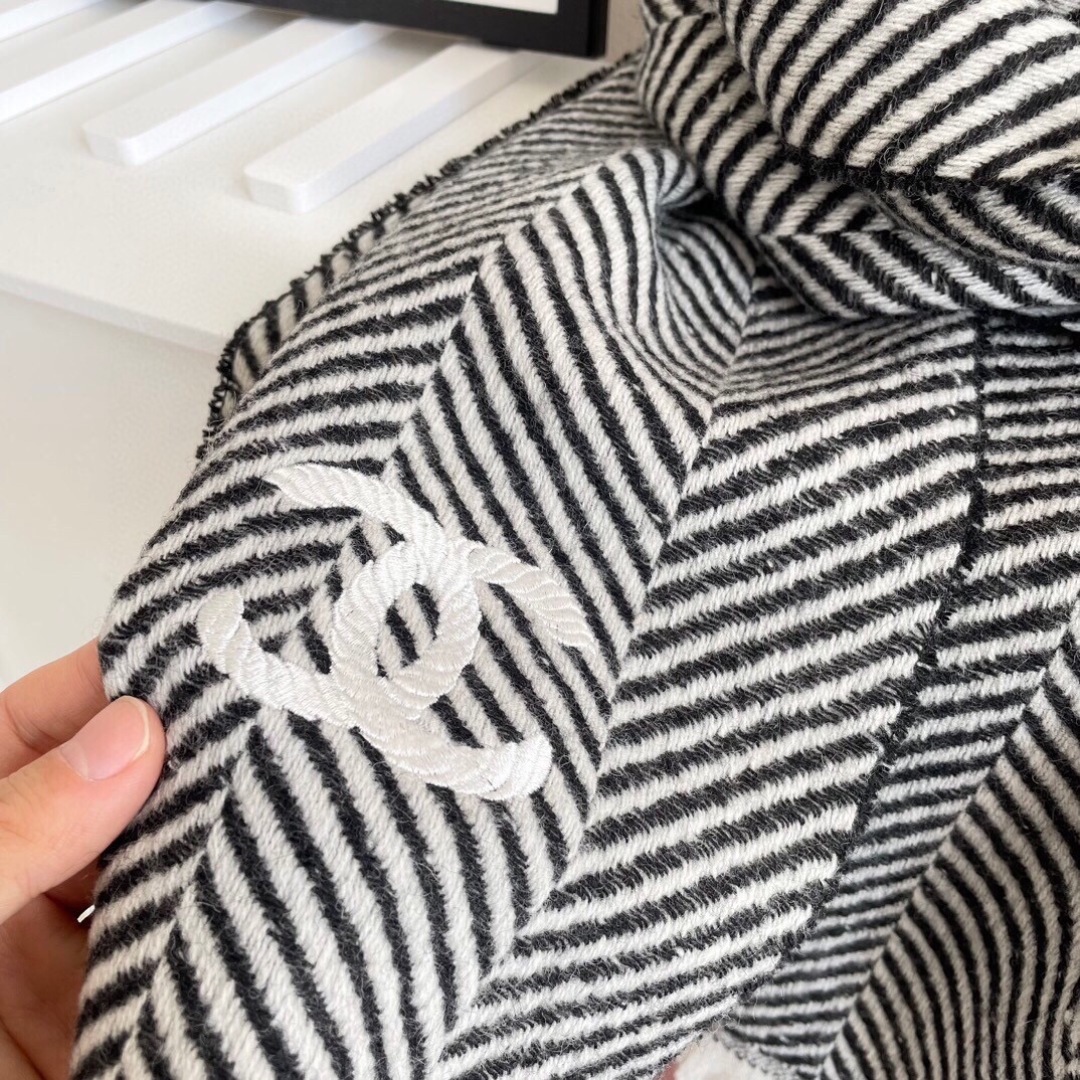 香奈儿新款🗣姑娘们出来炸街啦黑色系色调真的无敌经典了。不是俗气的漂白。就本色调,带点米的高级配色。~百分