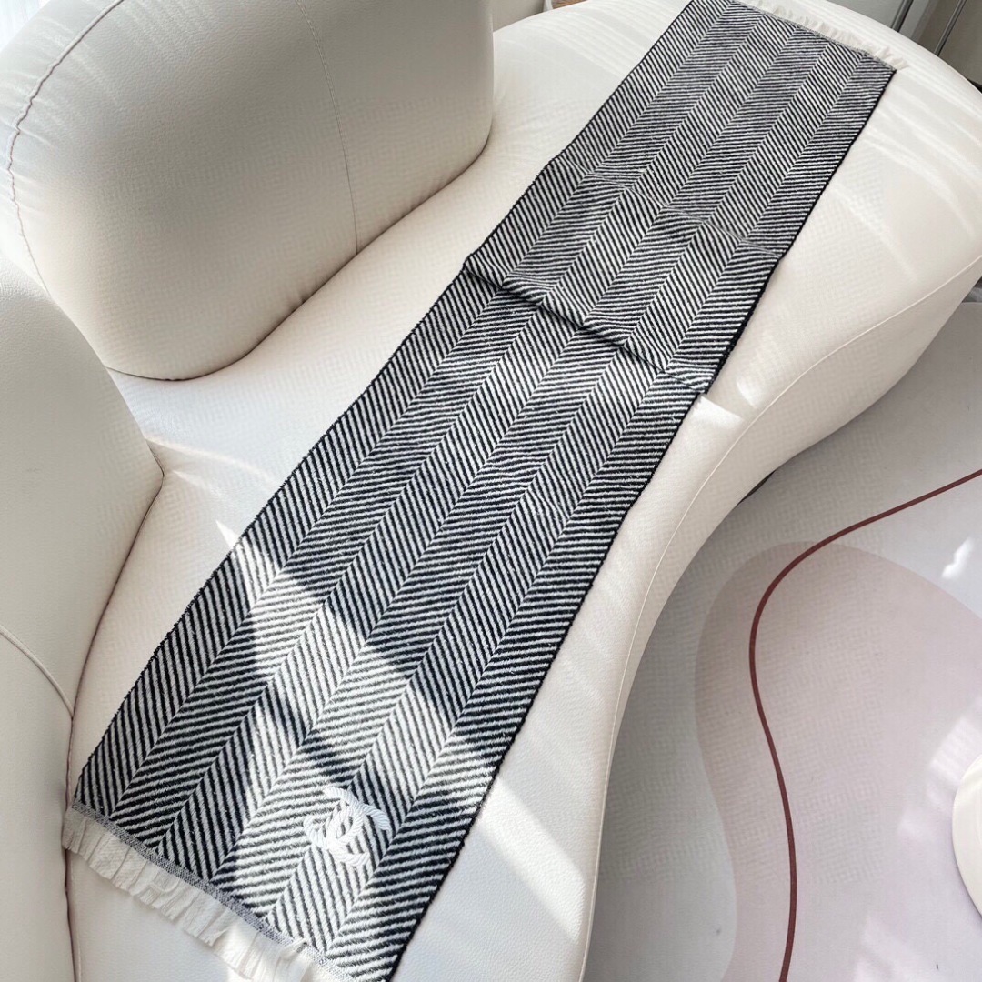 香奈儿新款🗣姑娘们出来炸街啦黑色系色调真的无敌经典了。不是俗气的漂白。就本色调,带点米的高级配色。~百分