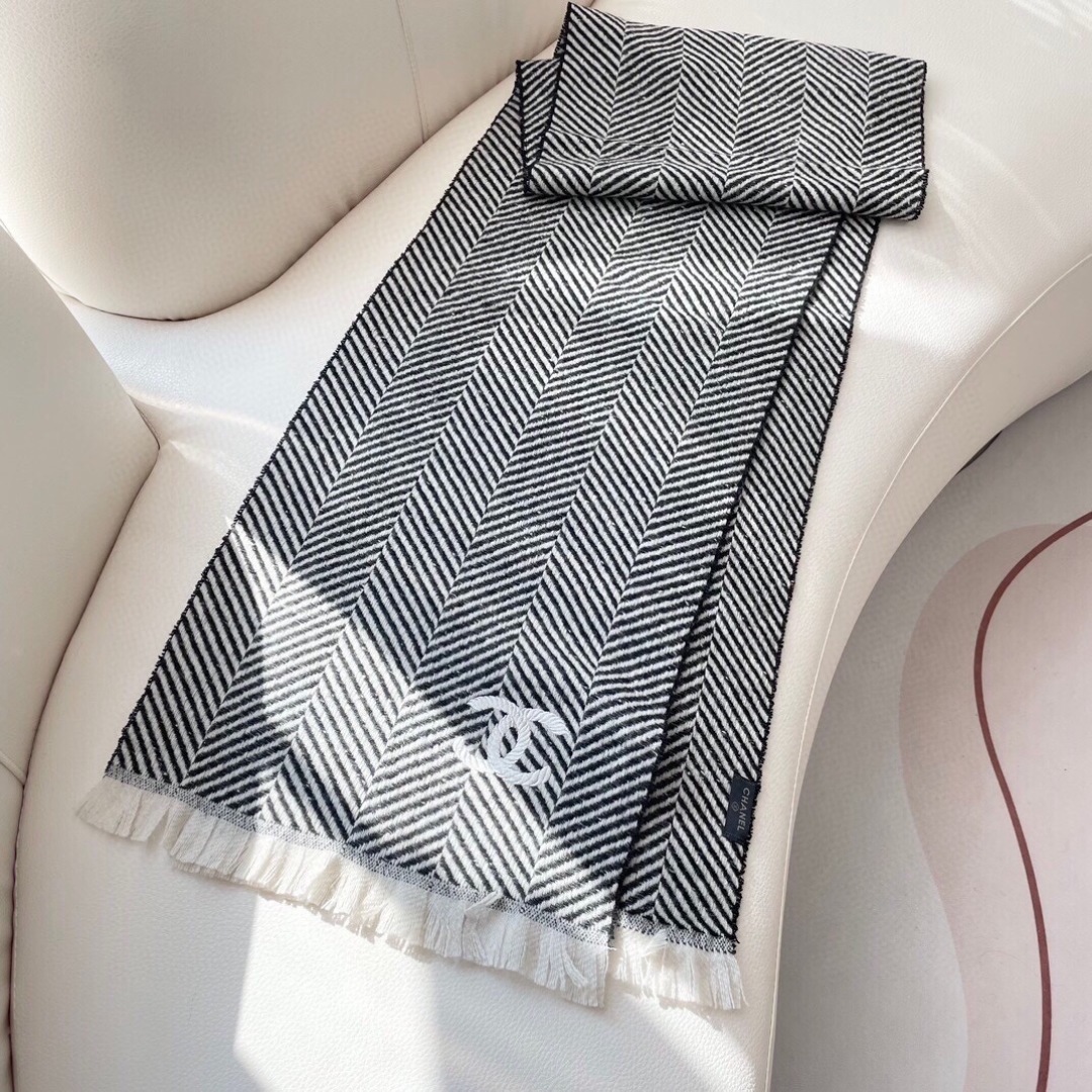 香奈儿新款🗣姑娘们出来炸街啦黑色系色调真的无敌经典了。不是俗气的漂白。就本色调,带点米的高级配色。~百分