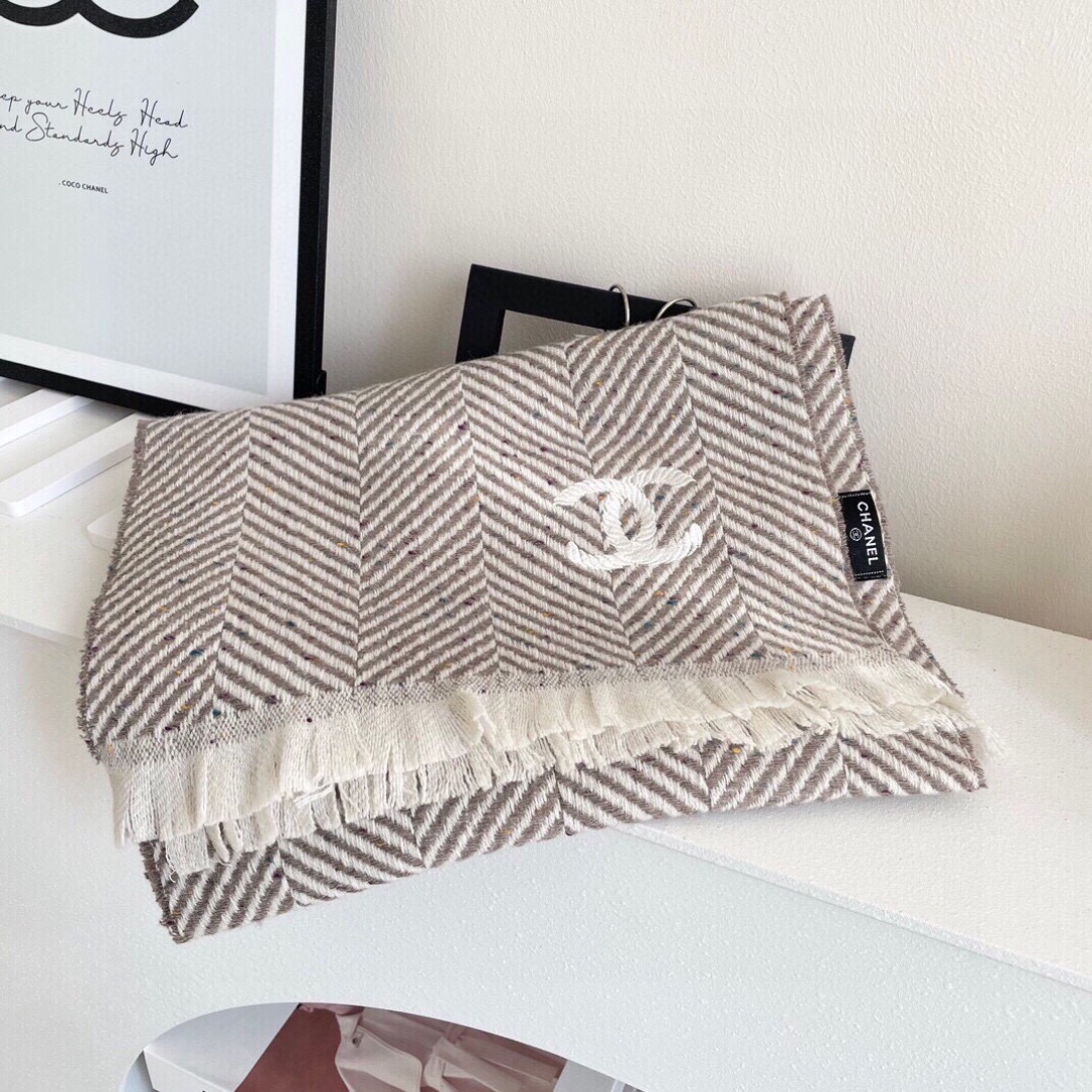 香奈儿新款🗣姑娘们出来炸街啦黑色系色调真的无敌经典了。不是俗气的漂白。就本色调,带点米的高级配色。~百分