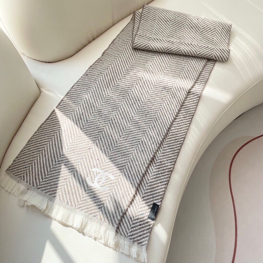 香奈儿新款🗣姑娘们出来炸街啦黑色系色调真的无敌经典了。不是俗气的漂白。就本色调,带点米的高级配色。~百分