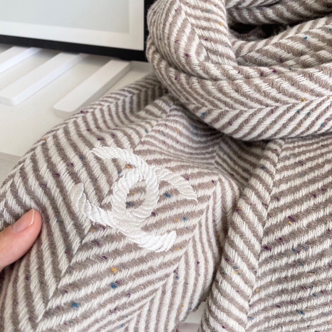 香奈儿新款🗣姑娘们出来炸街啦黑色系色调真的无敌经典了。不是俗气的漂白。就本色调,带点米的高级配色。~百分