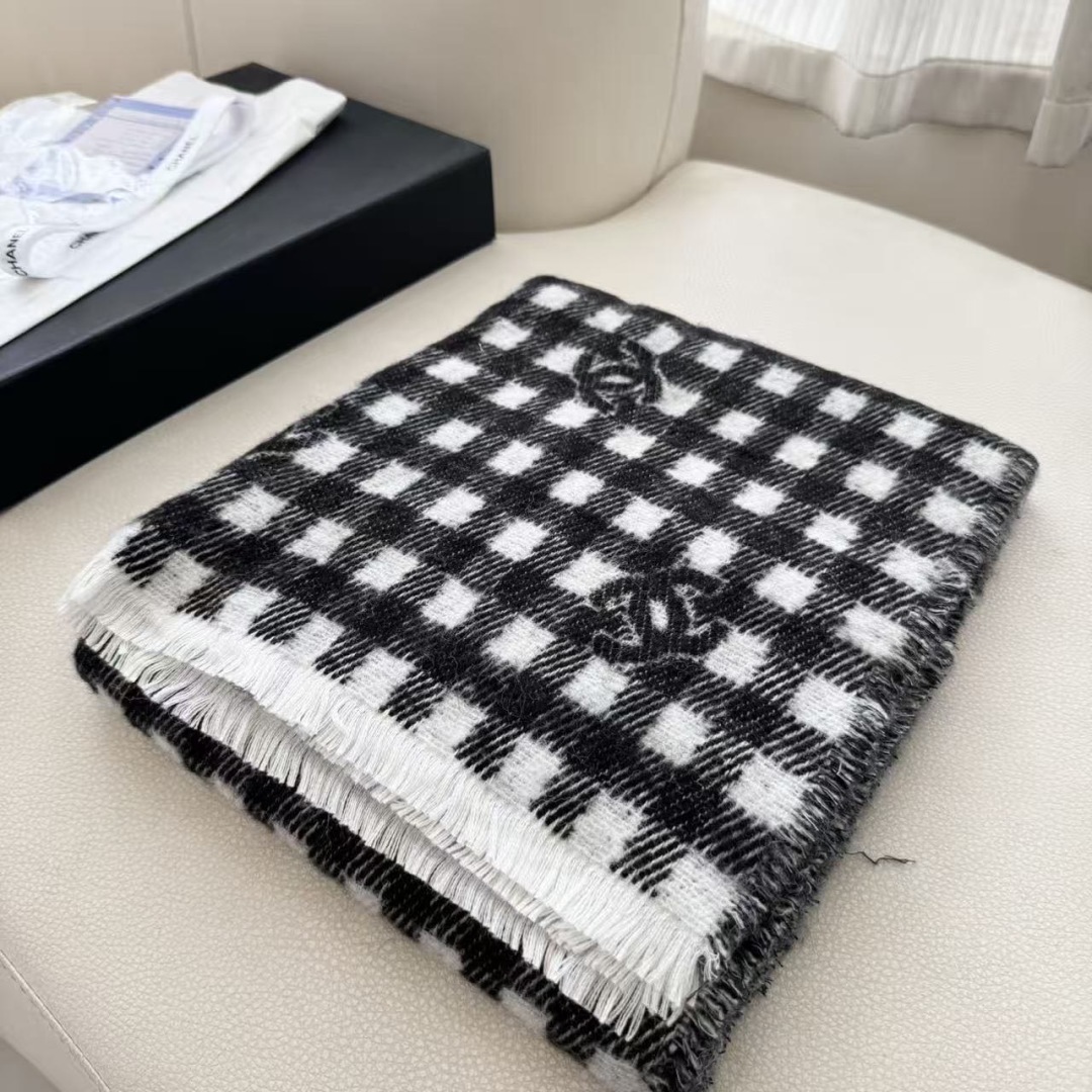 香奈儿新款🗣姑娘们出来炸街啦黑色系色调真的无敌经典了。不是俗气的漂白。就本色调,带点米的高级配色。~百分