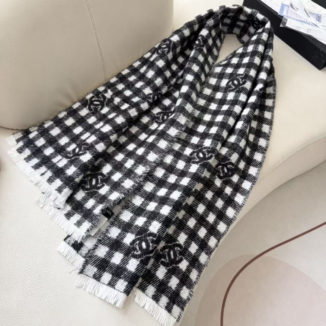 香奈儿新款🗣姑娘们出来炸街啦黑色系色调真的无敌经典了。不是俗气的漂白。就本色调,带点米的高级配色。~百分