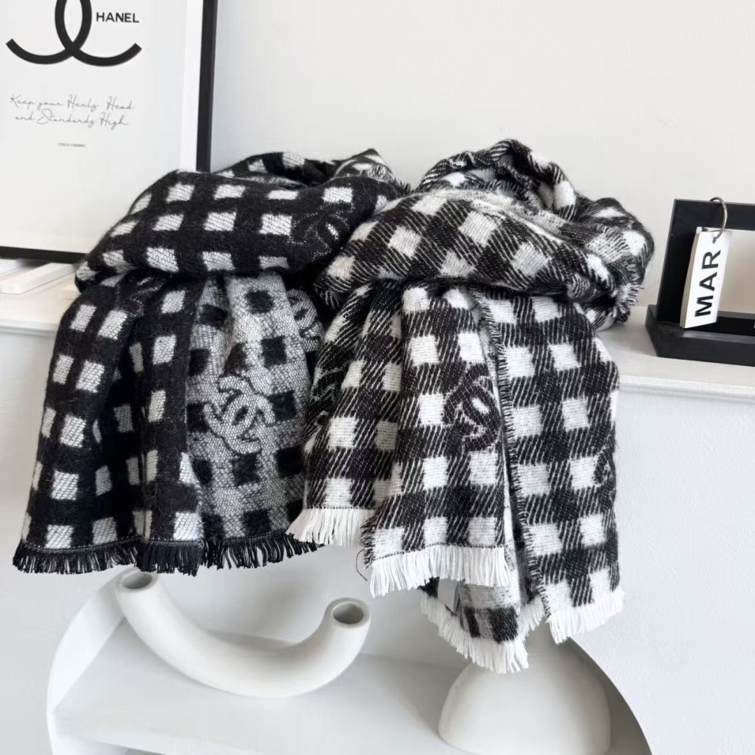 香奈儿新款🗣姑娘们出来炸街啦黑色系色调真的无敌经典了。不是俗气的漂白。就本色调,带点米的高级配色。~百分