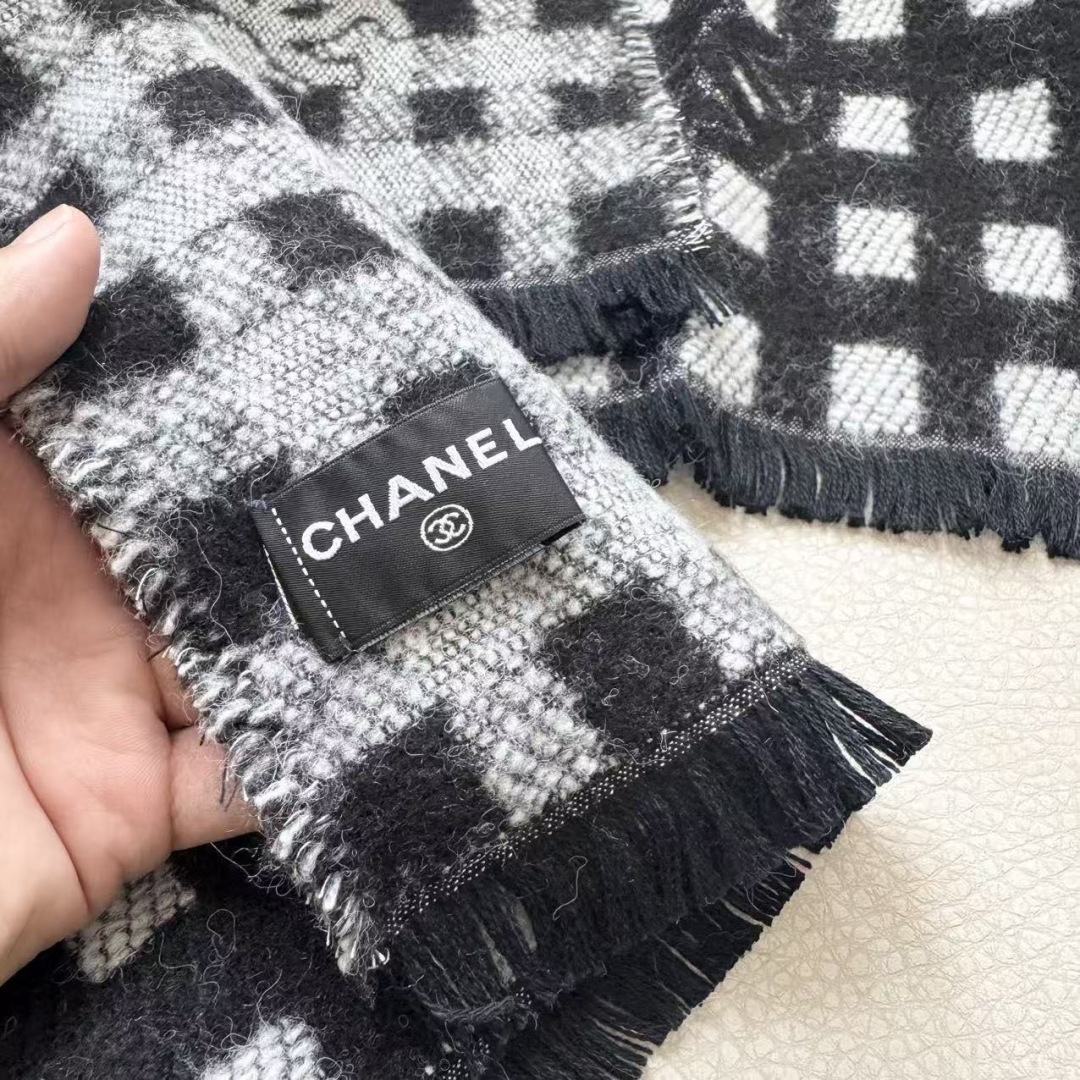 香奈儿新款🗣姑娘们出来炸街啦黑色系色调真的无敌经典了。不是俗气的漂白。就本色调,带点米的高级配色。~百分