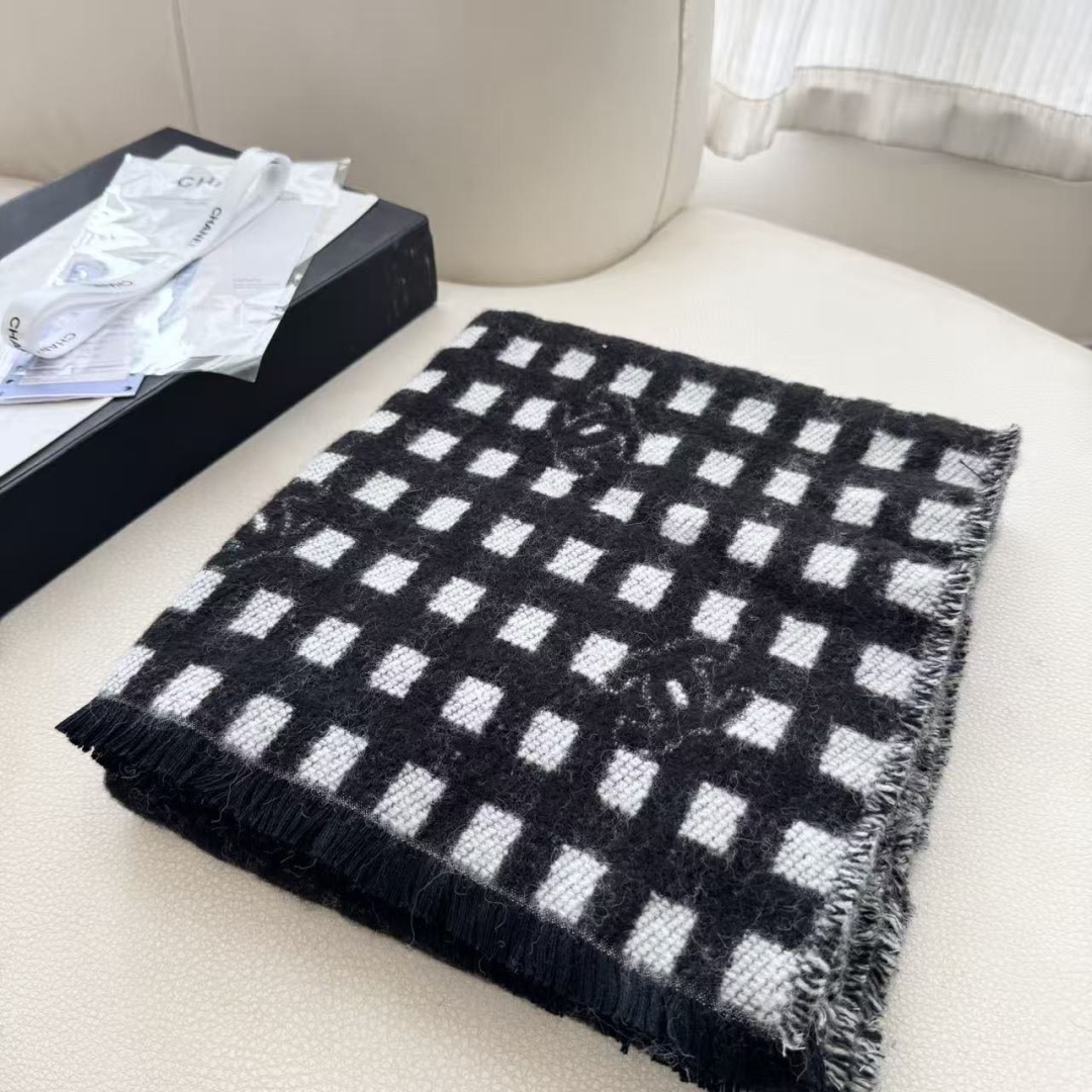 香奈儿新款🗣姑娘们出来炸街啦黑色系色调真的无敌经典了。不是俗气的漂白。就本色调,带点米的高级配色。~百分