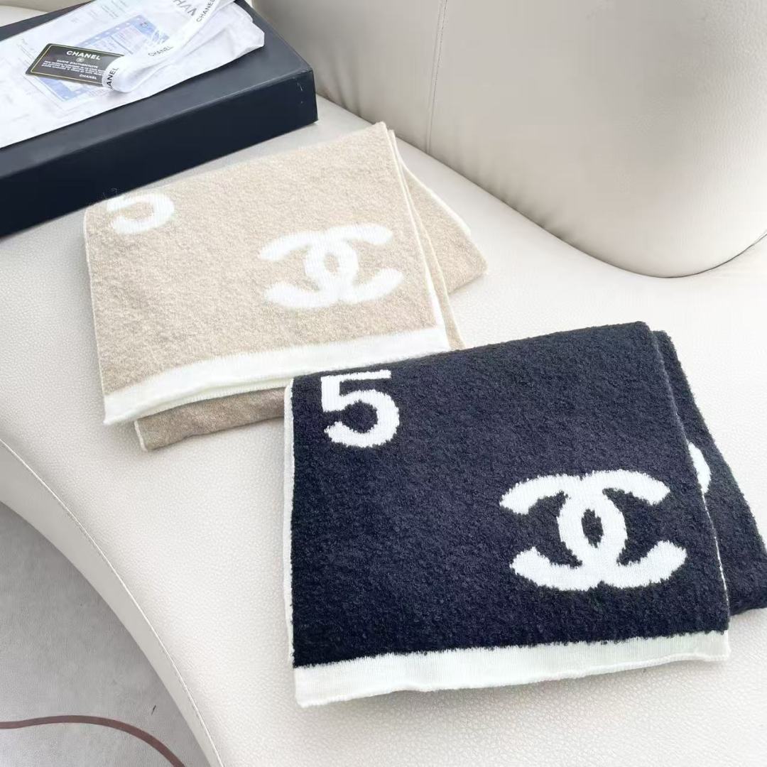 香奈儿针织双面围巾，顶级高端货👼👏绝美百搭款💋专柜限量哦‼️有钱都很难订到💛💙💜顶级山羊绒针织围巾，整条