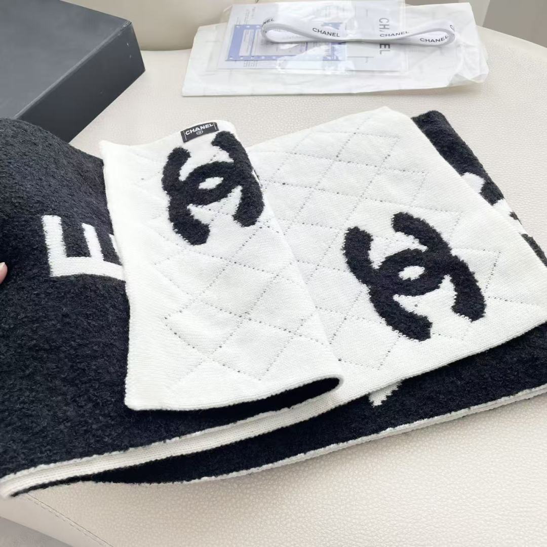 香奈儿针织双面围巾，顶级高端货👼👏绝美百搭款💋专柜限量哦‼️有钱都很难订到💛💙💜顶级山羊绒针织围巾，整条